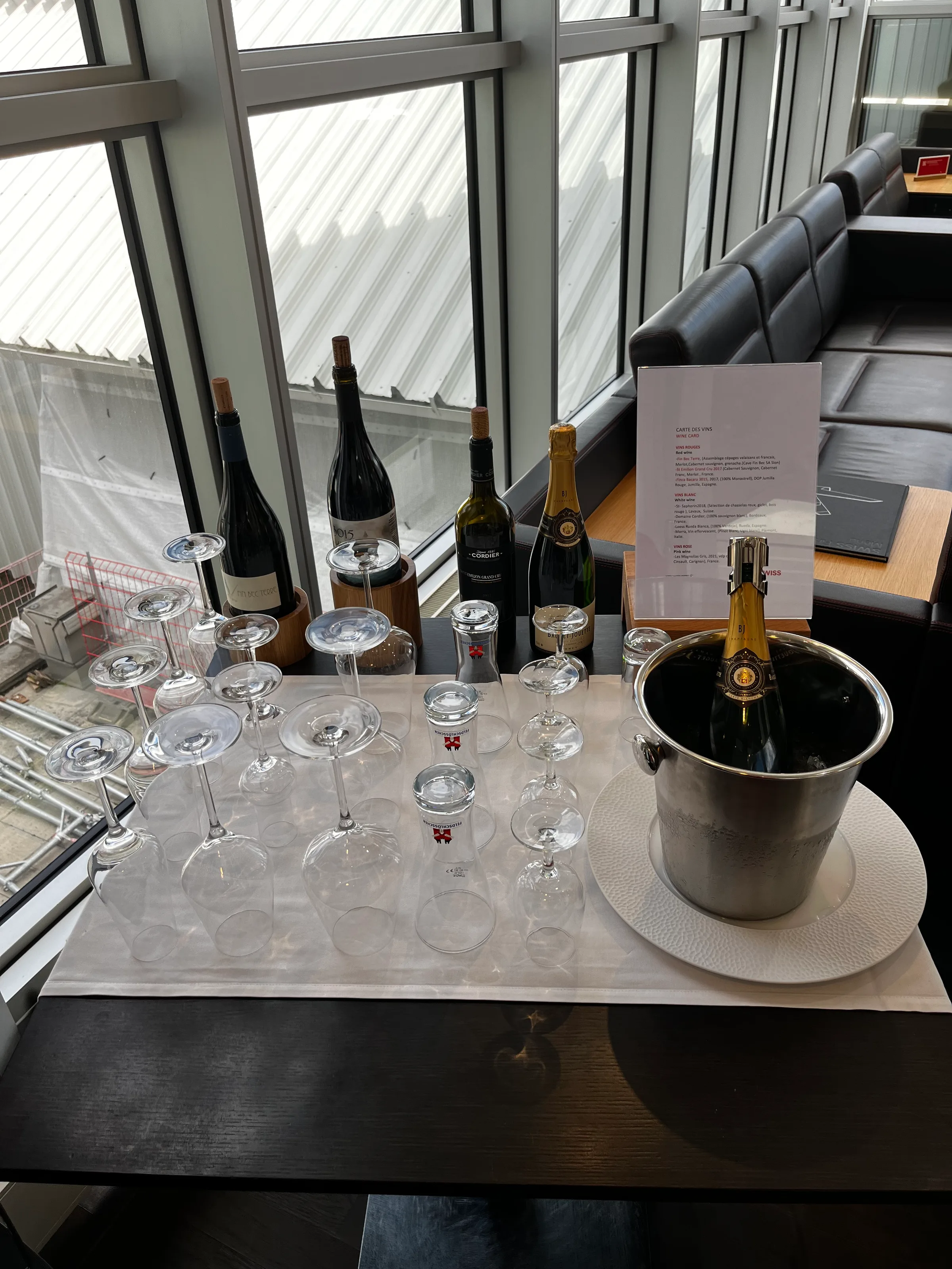 Weinflaschen und Gläser auf Tisch im Flughafenlounge