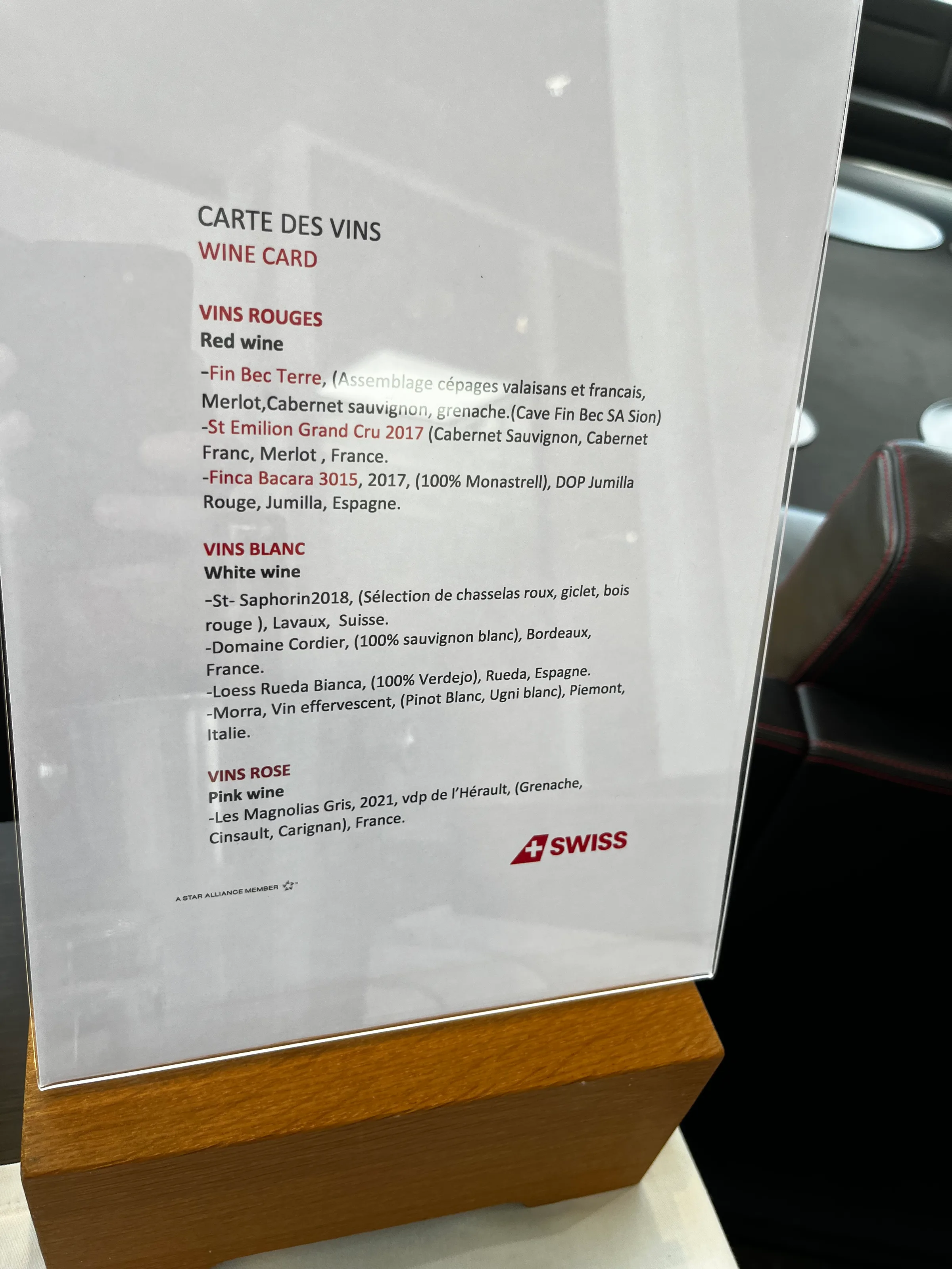 Weinmenü mit Rotweinen und Weißweinen auf Französisch und Englisch