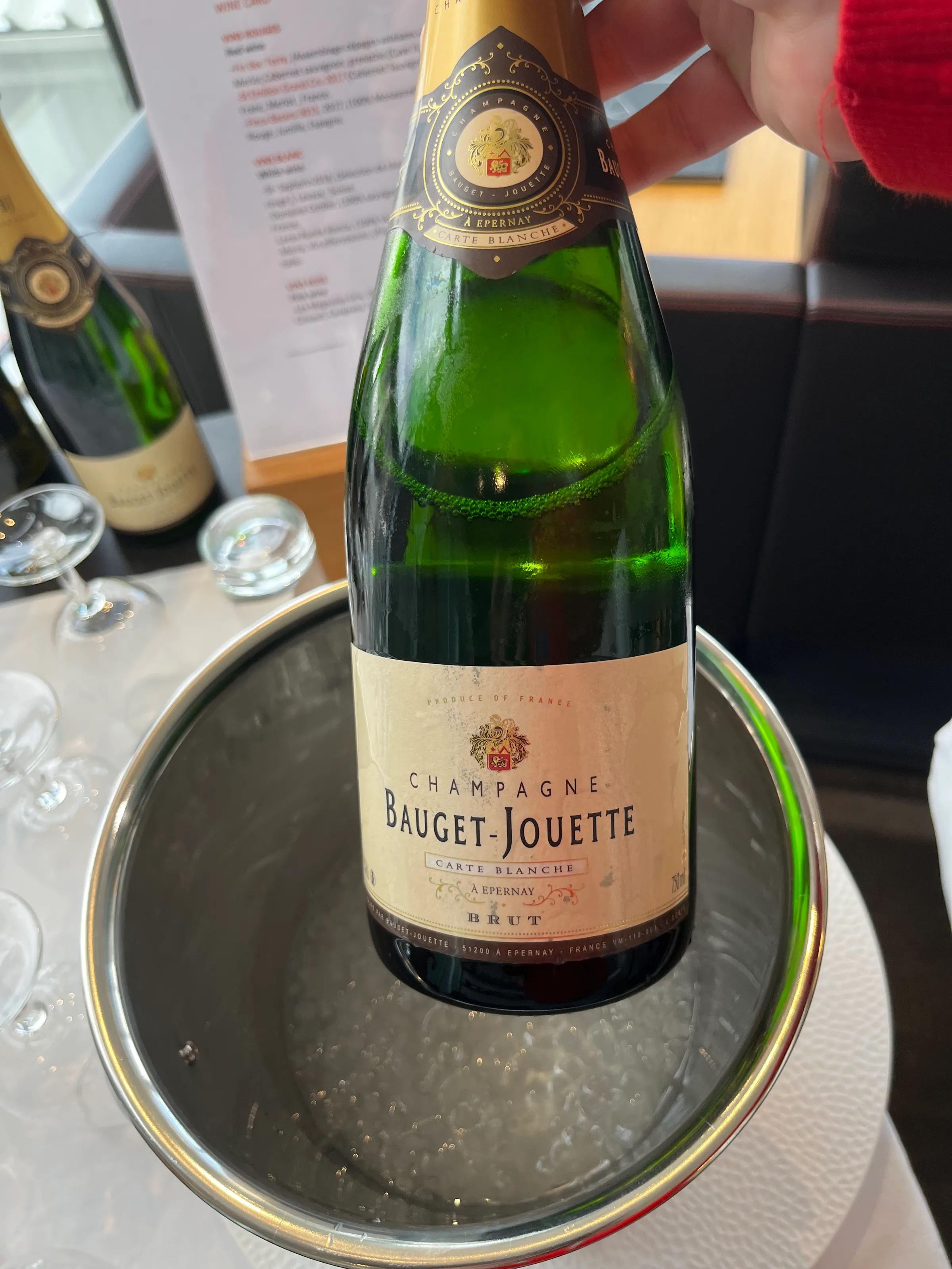Champagnerflasche im Eiskübel auf Tisch