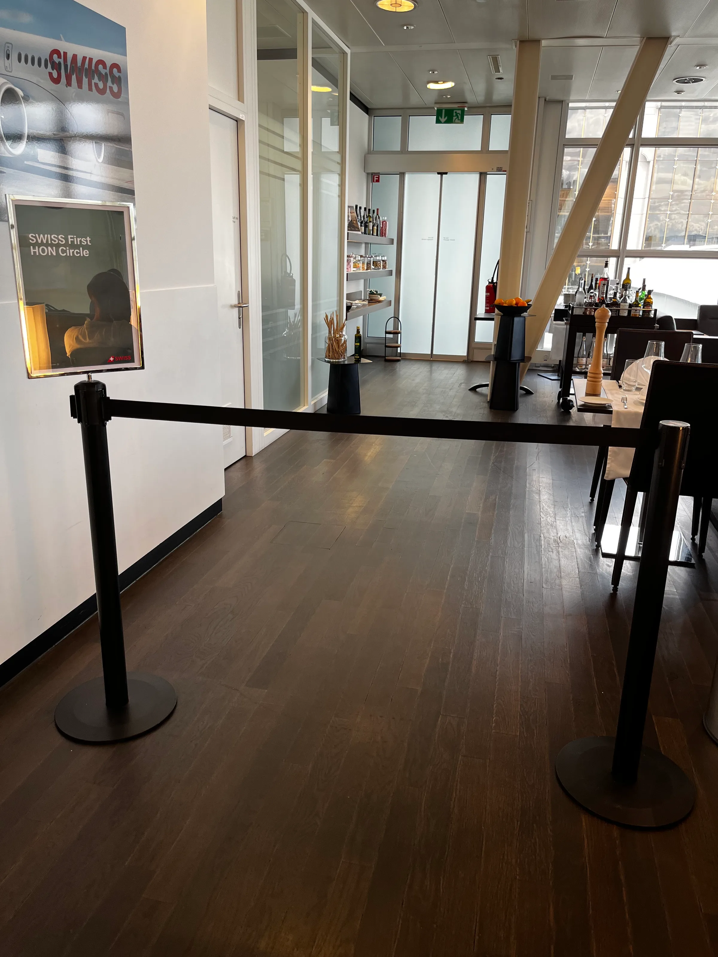 Lounge mit Bar und Werbung für Swiss First Class