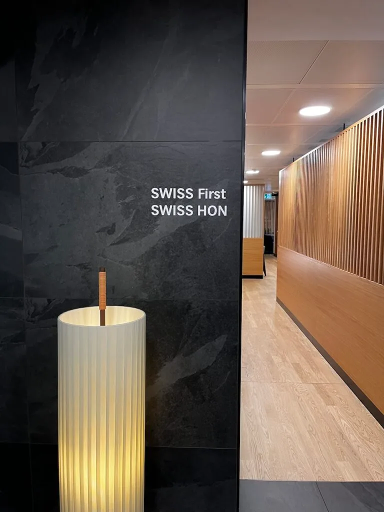 Schwarze Wand mit Säule und Text "SWISS First SWISS HON"