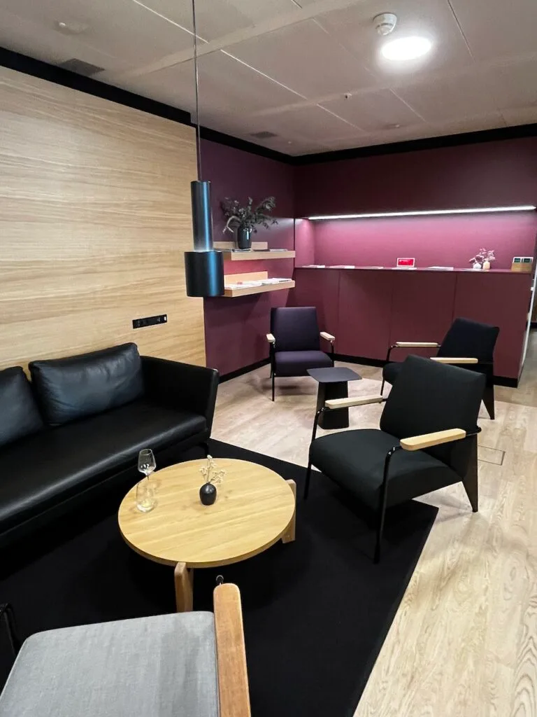 Lounge mit schwarzen Sofas und Stühlen in modernem Design