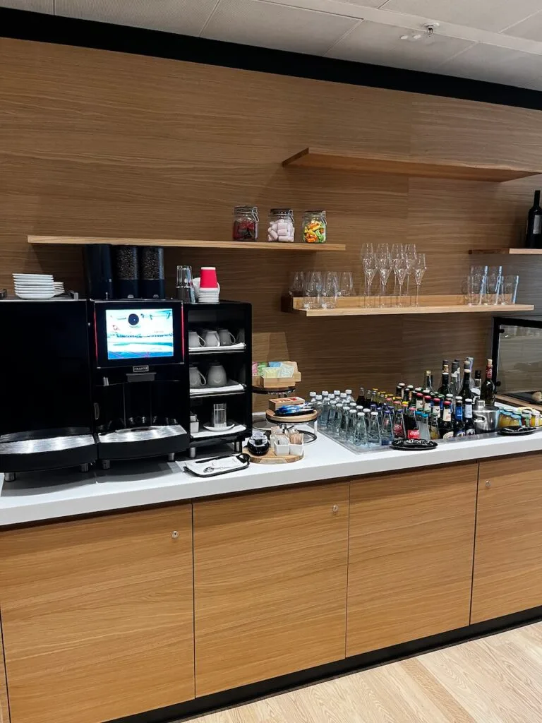 Lounge mit Kaffeevollautomat und Getränken
