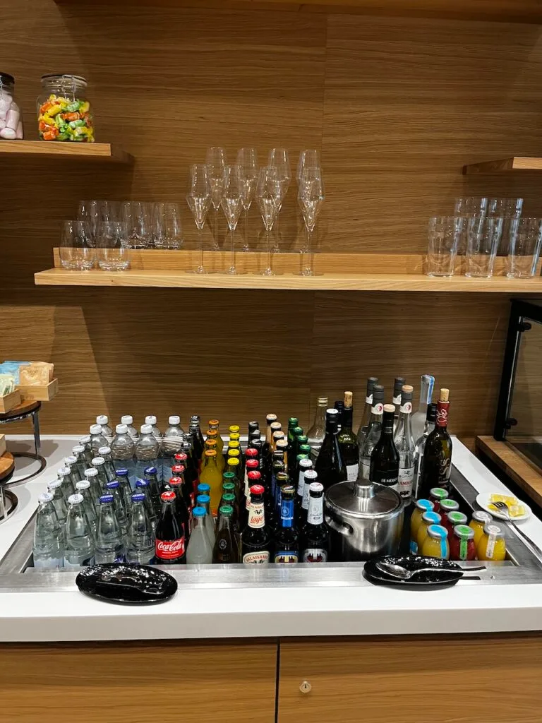 Lounge-Bar mit Gläsern und Getränken