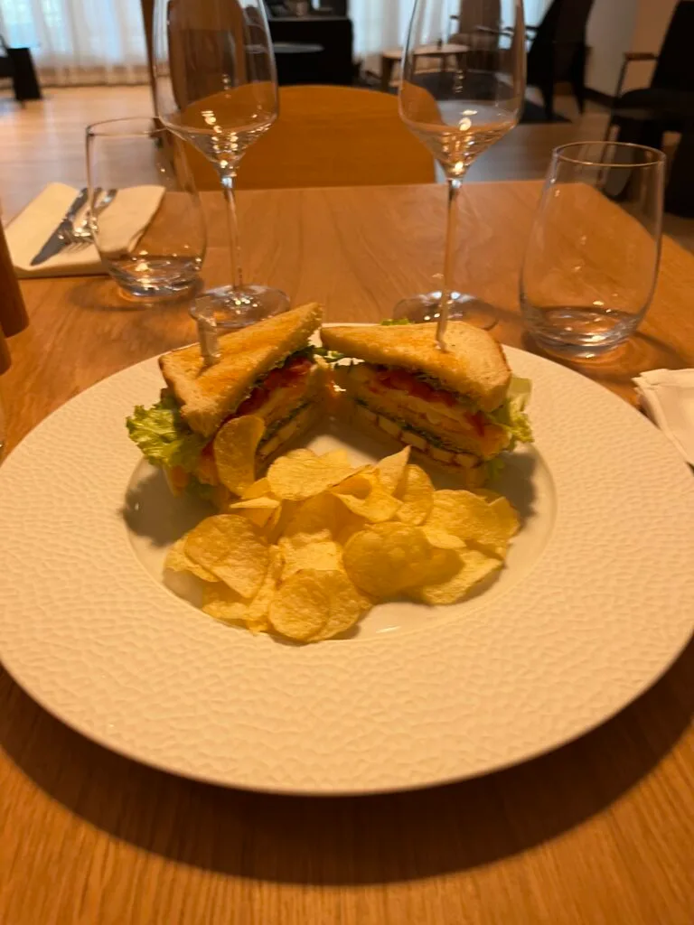 Sandwich mit Kartoffelchips auf einem weißen Teller