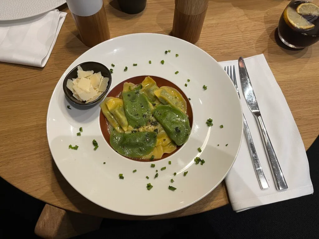 Ravioli mit grünem Saucen auf weißem Teller