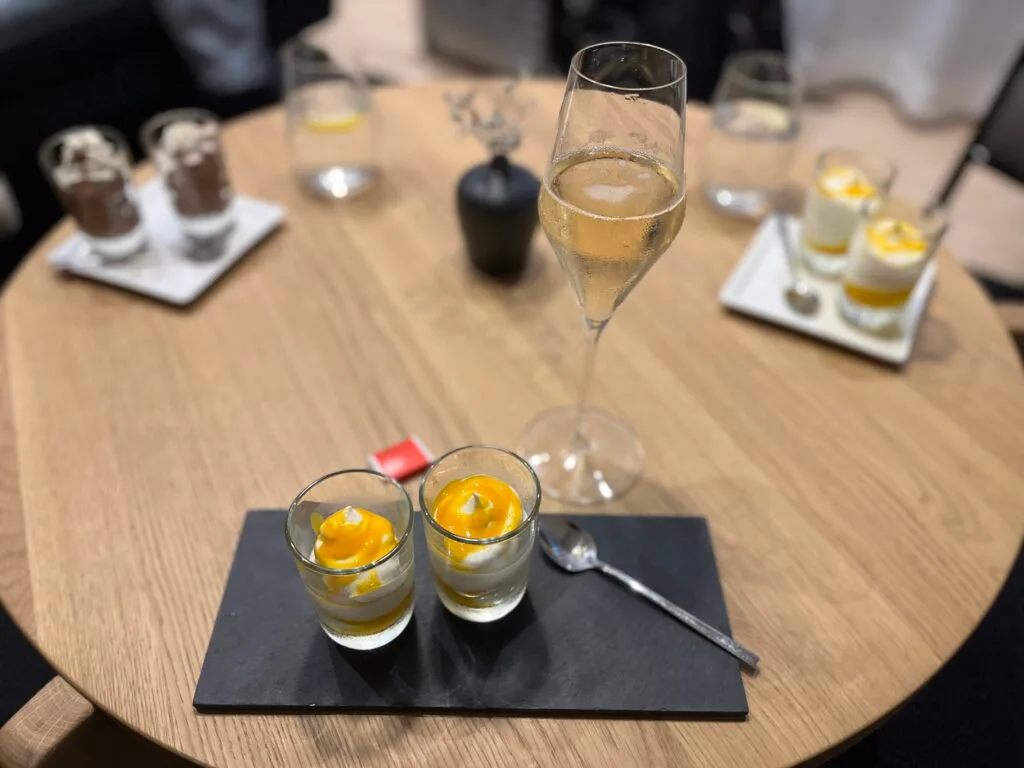 Gesellschaftstisch mit Champagnerglas und Desserts