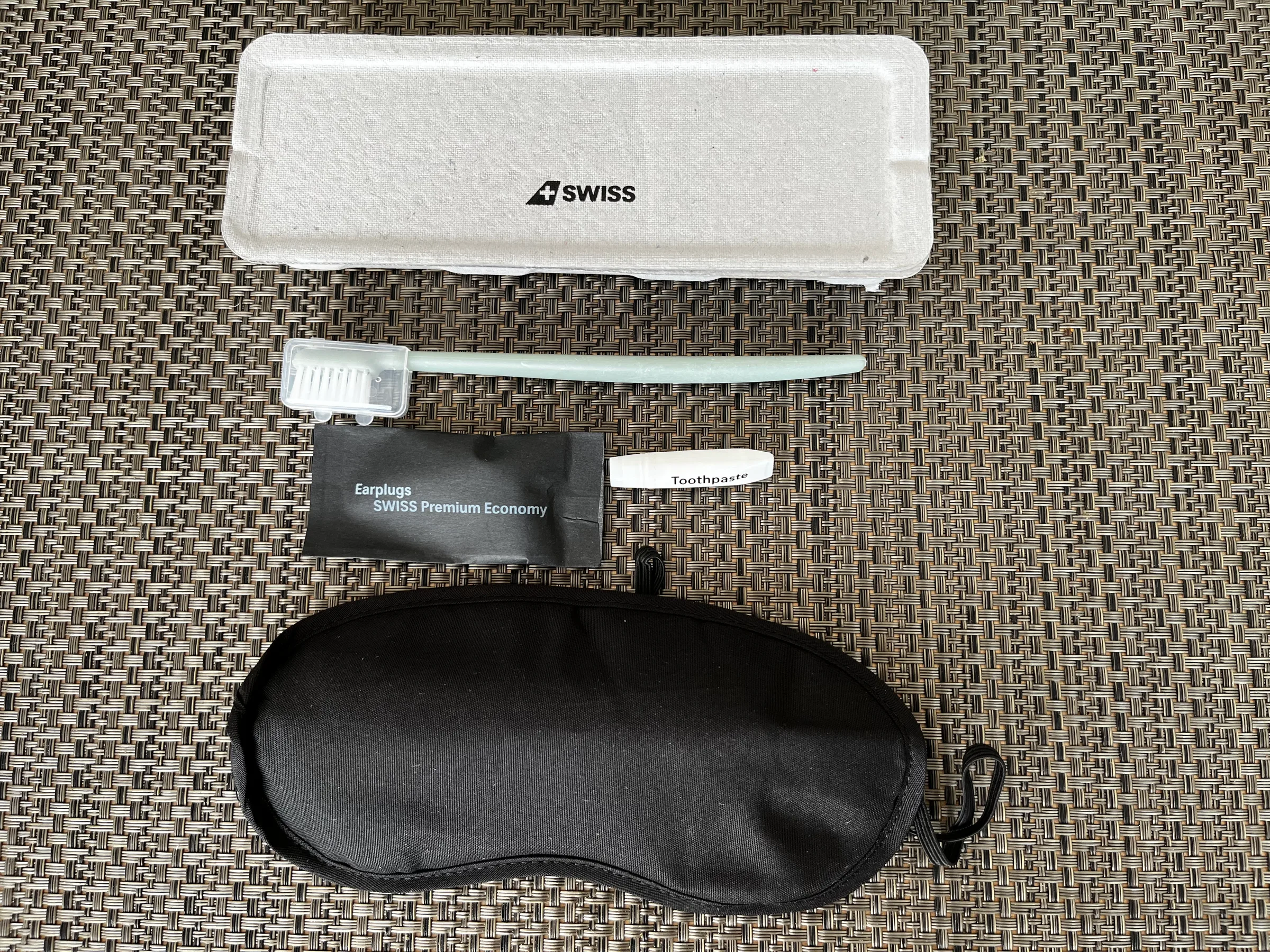 Swiss Premium Economy Amenity Kit mit Schlafmaske, Zahnbürste und Zahnpasta