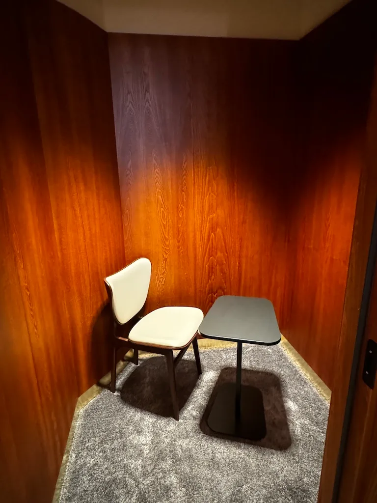 Holzvertäfelte Lounge mit Stuhl und Tisch