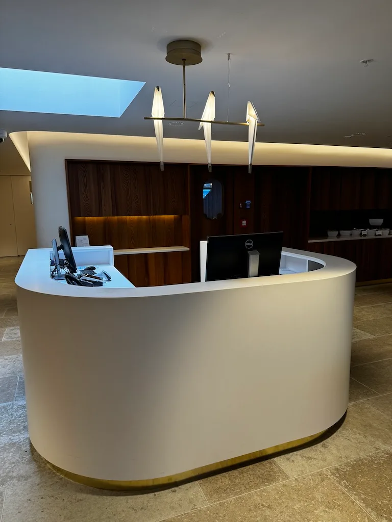 Kühlschrank mit Getränken und Snacks im Flughafenlounge