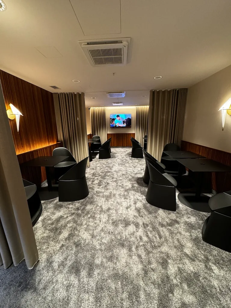 Lounge mit Sesseln und Couchtischen in modernem Design