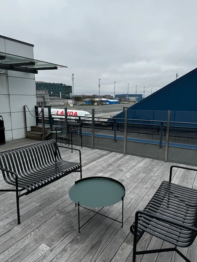Die Lounge-Bar mit Spirituosen und Eis