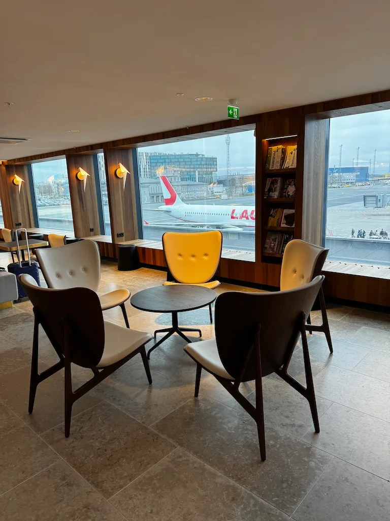 Frühstückspuffen und Brot auf Schalen im Flughafenlounge