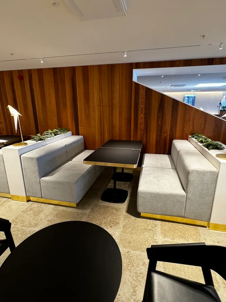 Lounge mit Wurst, Käse und Schinken auf Tablett