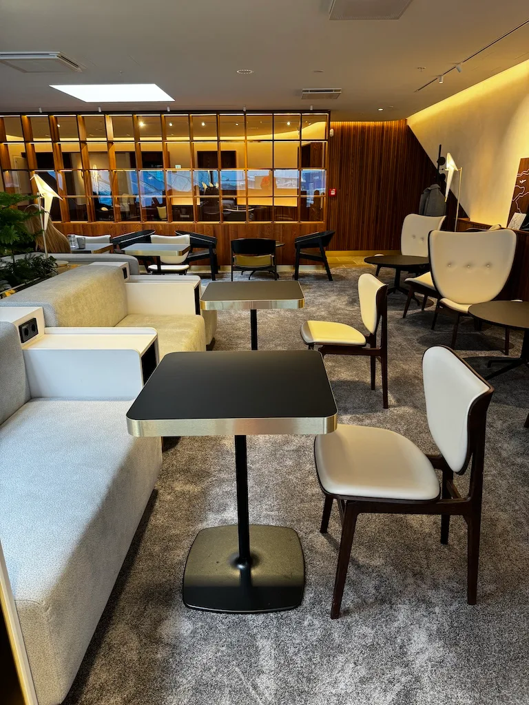 Lounge mit Sesseln und Tischen im modernen Design