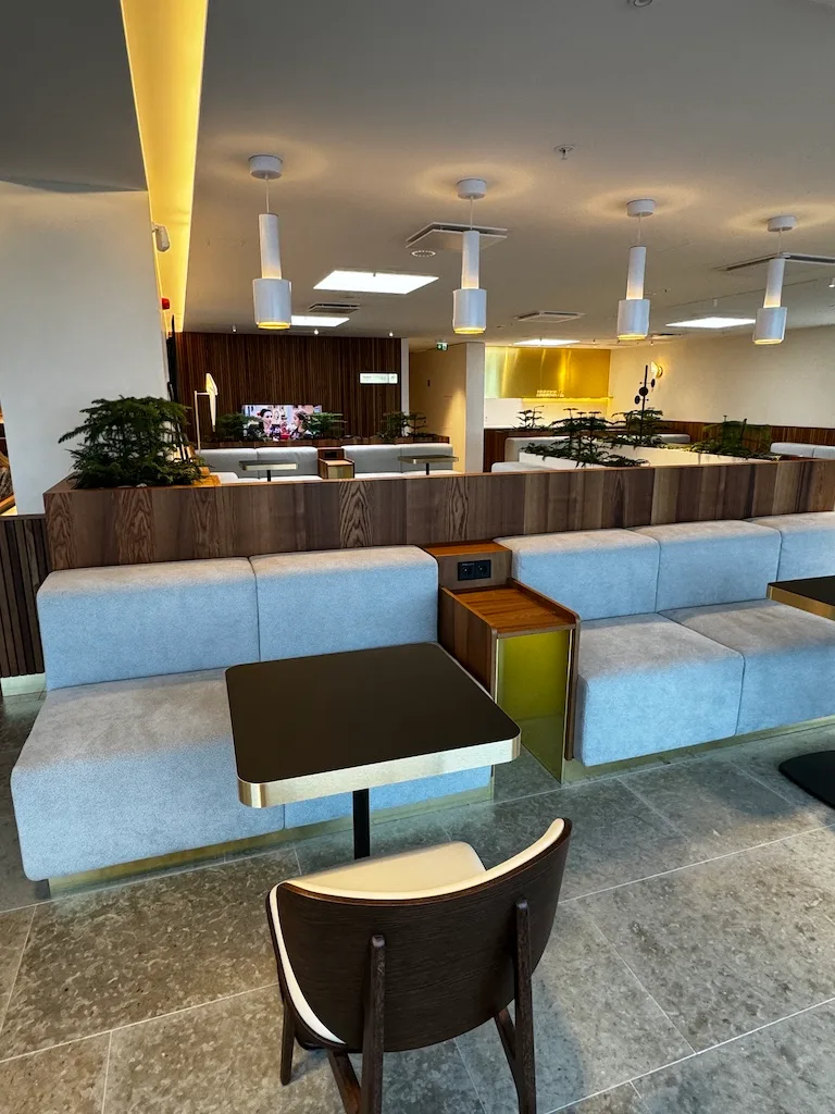 Lounge mit Sitzgelegenheiten und Pflanzen im Hintergrund