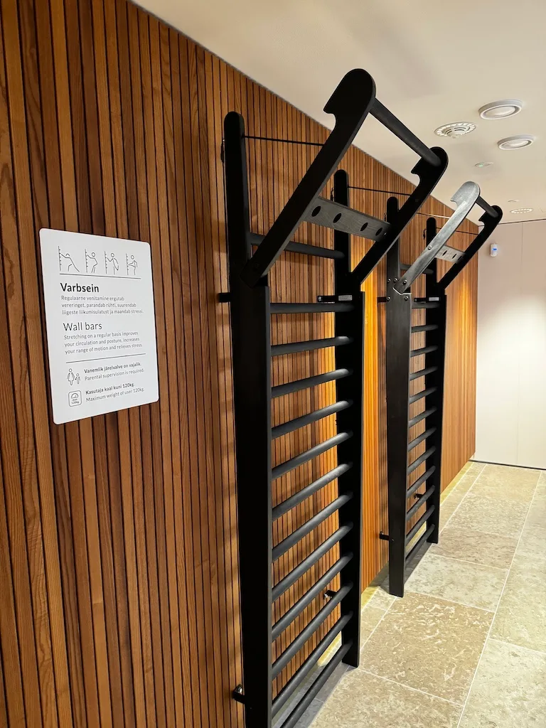 VIP-Lounge-Eingang mit Pflanzen und Schilderung