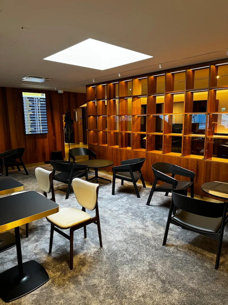 Lounge mit Holzregalen und Stühlen