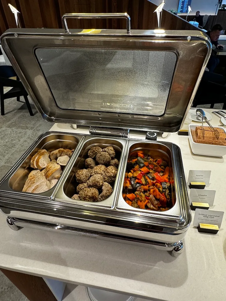Buffet mit verschiedenen Gerichten in Edelstahlbehältern