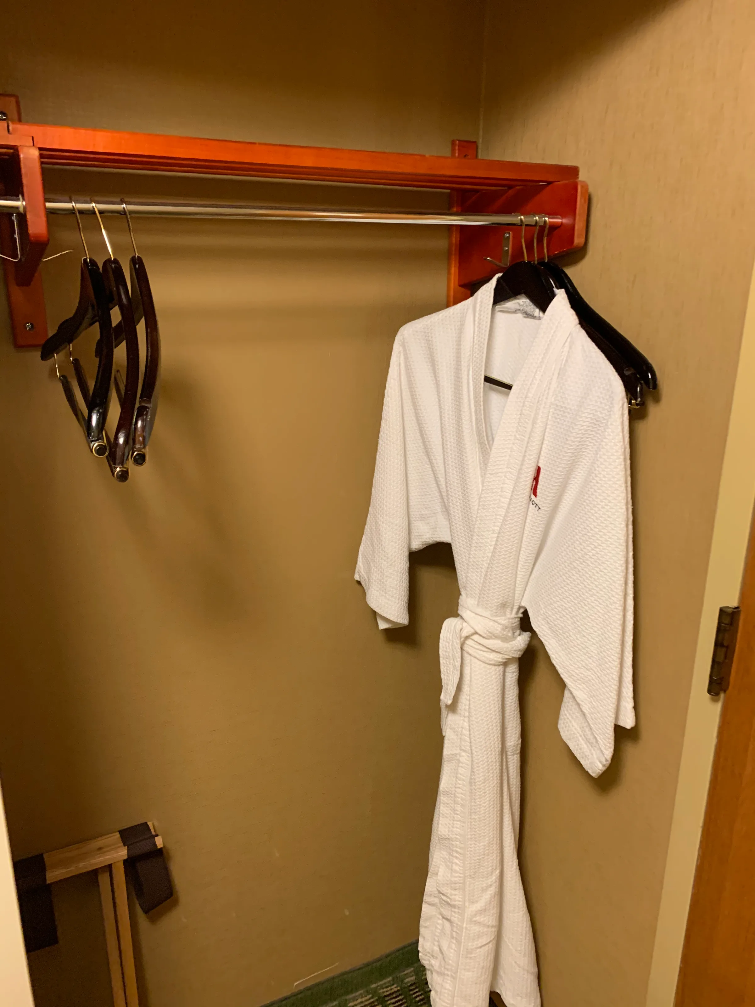 Hängender Bademantel im Hotelkabinett