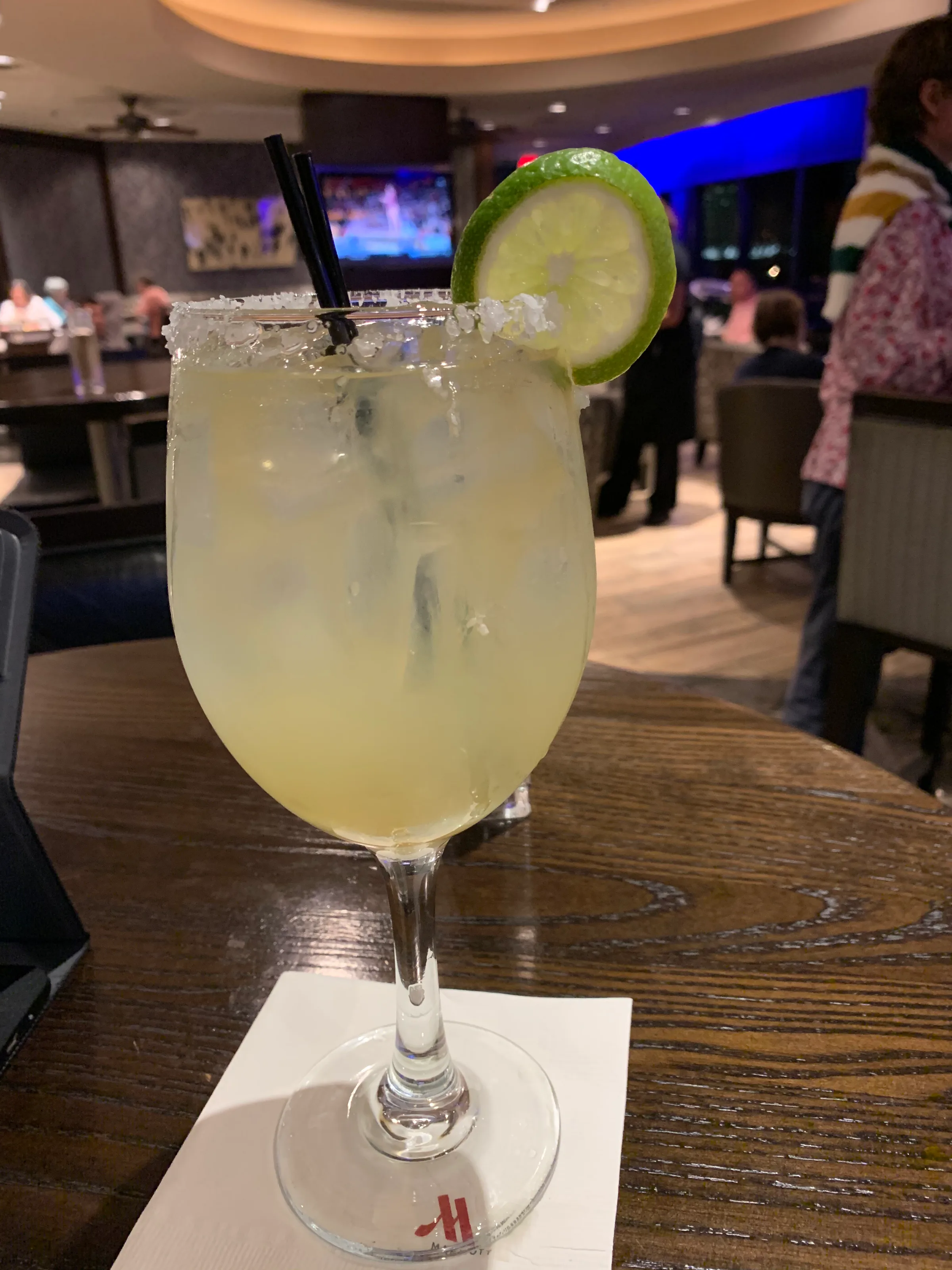 Glas Margarita mit Limettenscheibe auf Bar