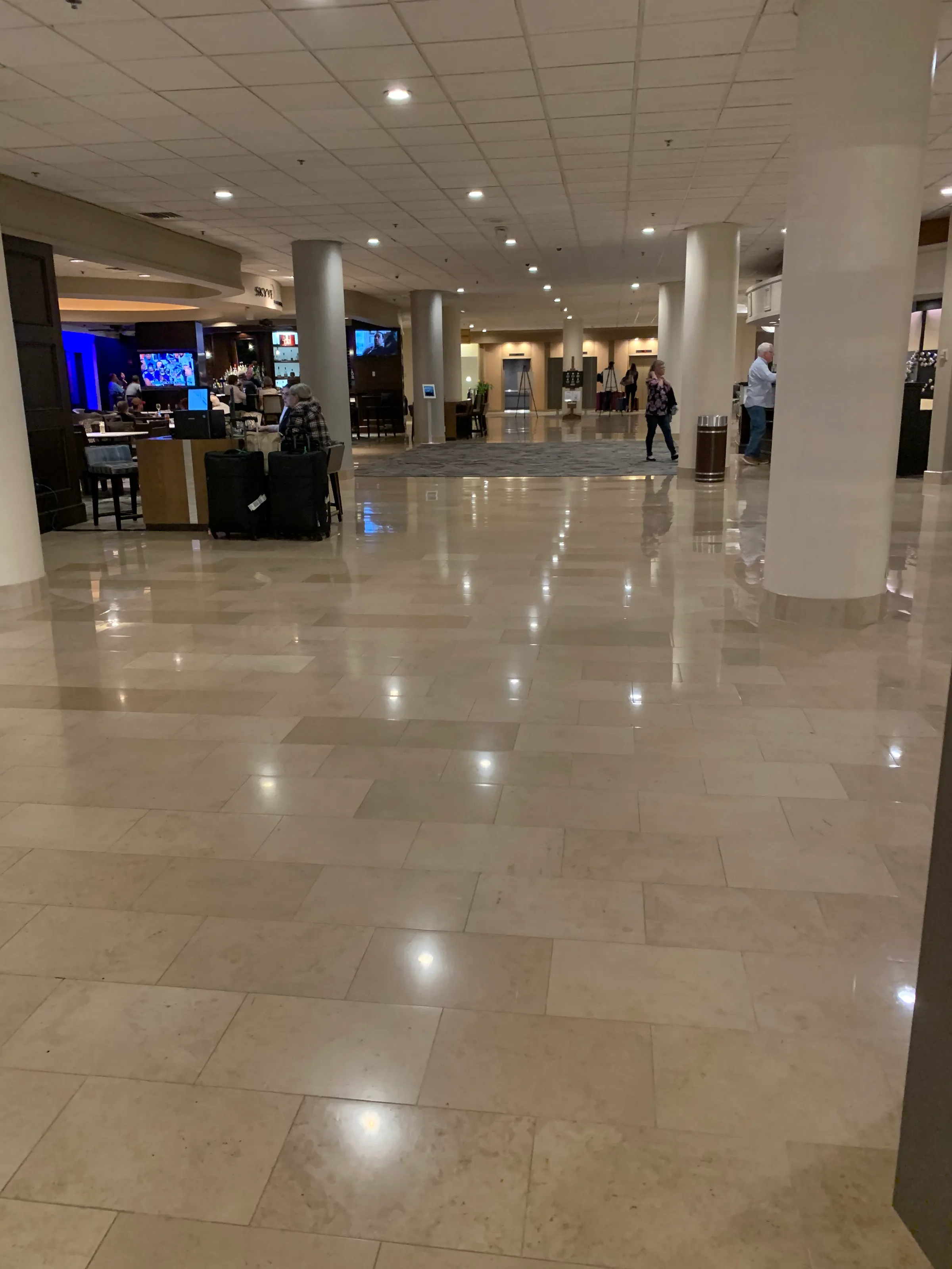 Lobby des Hotels mit Säulen und Fliesenboden
