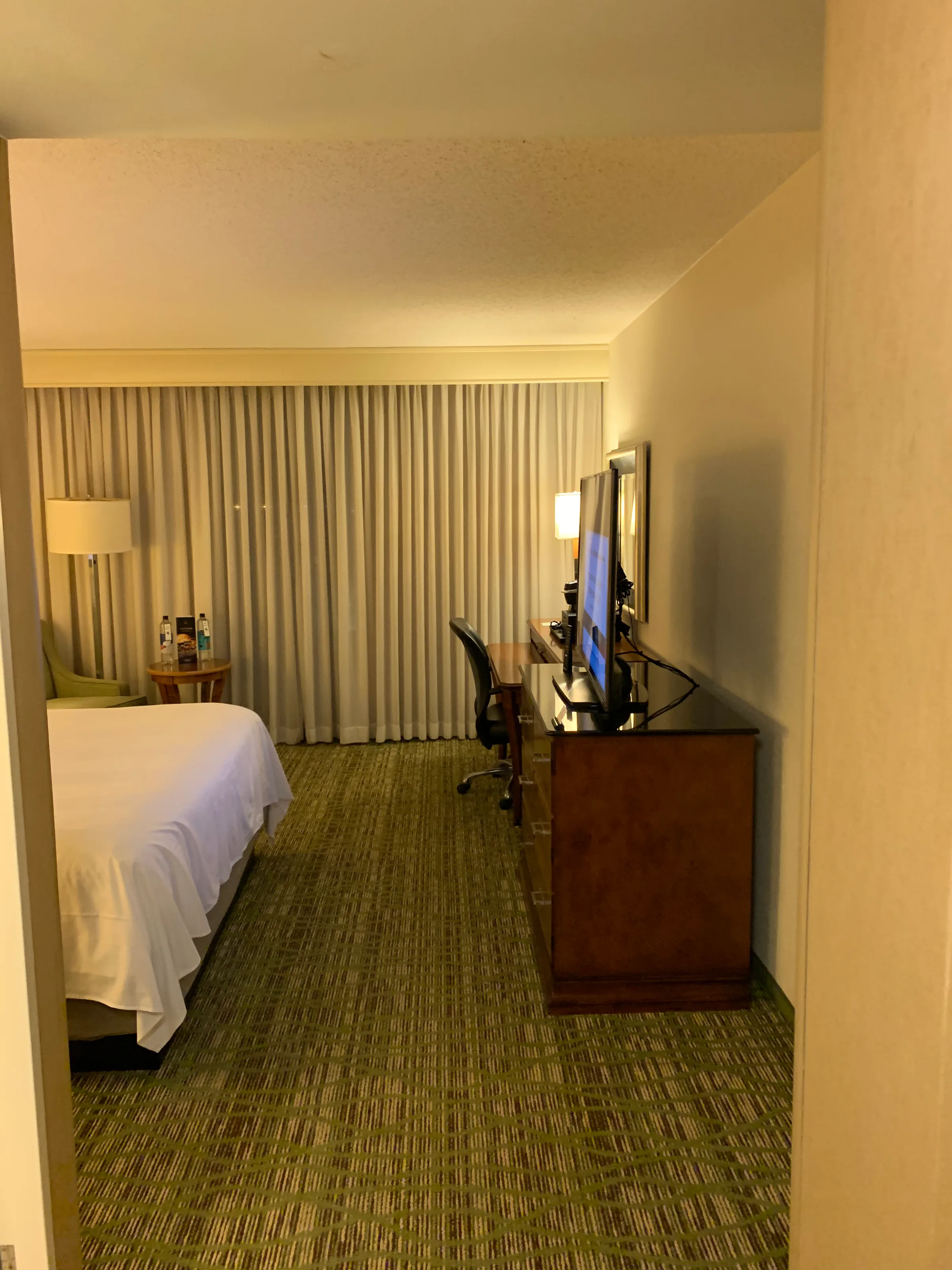 Hotelzimmer mit Doppelbett und Fernseher