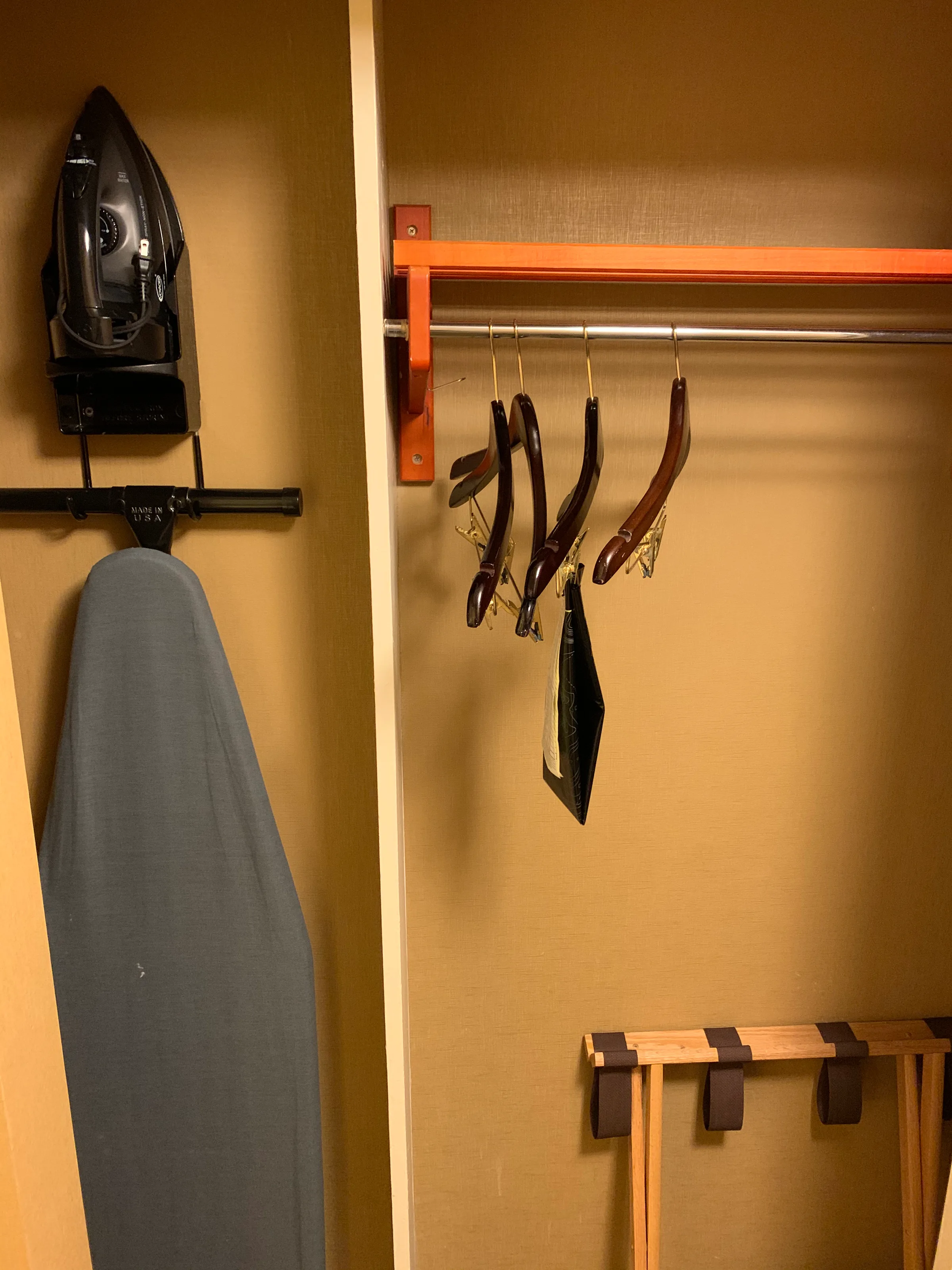 Hotelgarderobe mit Bügeln und Bügeleisen