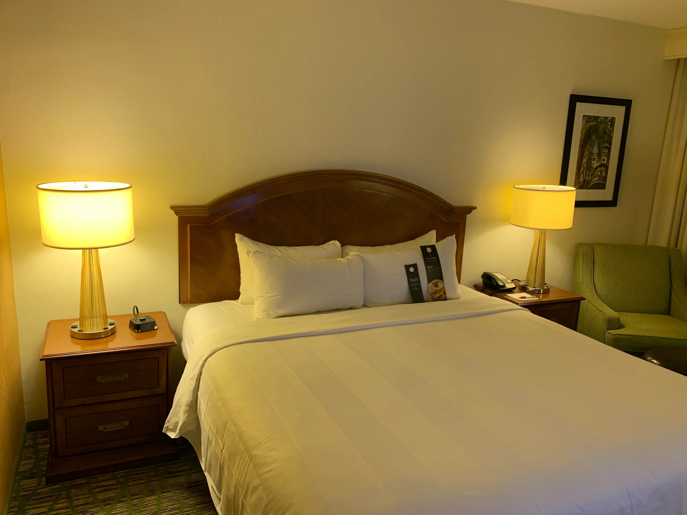 Hotelzimmer mit Doppelbett und Nachttischen