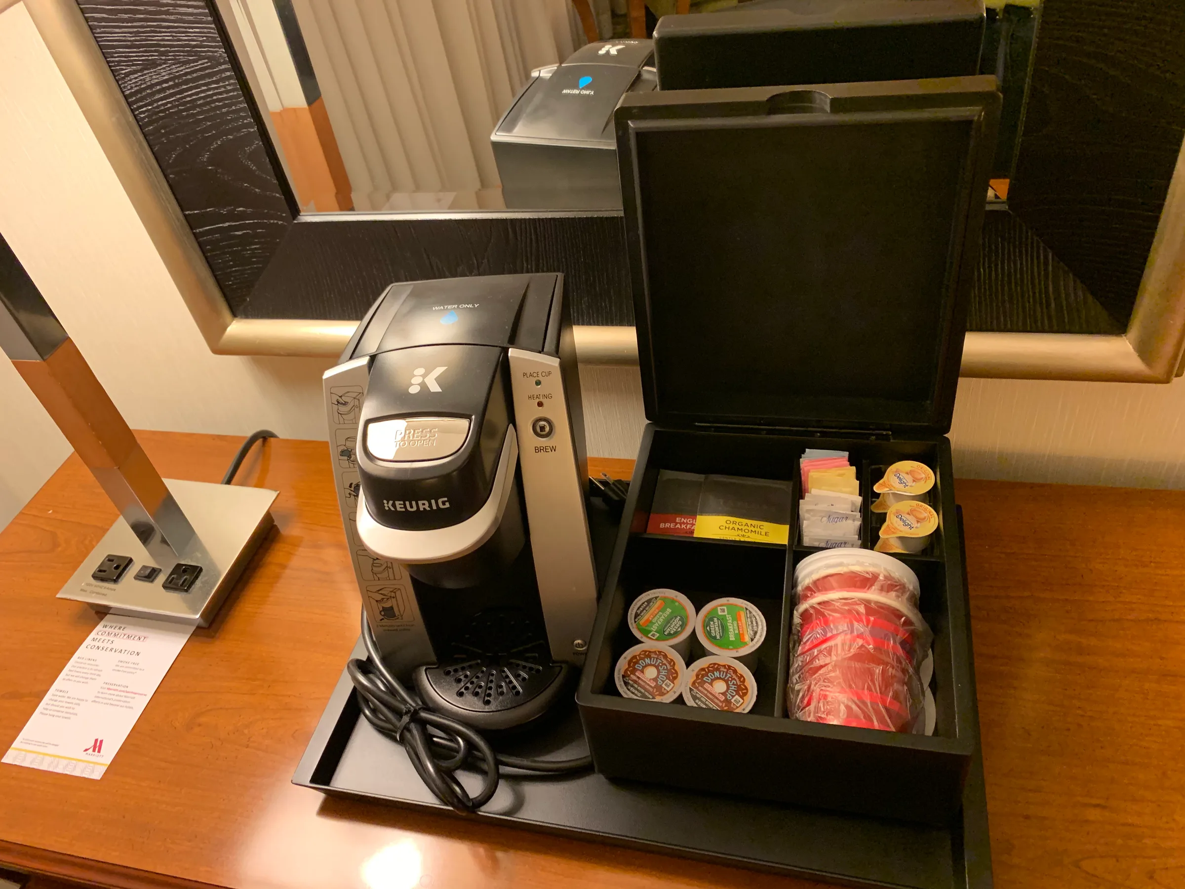 Kaffeemaschine und Kaffeepads auf Tisch im Hotelzimmer