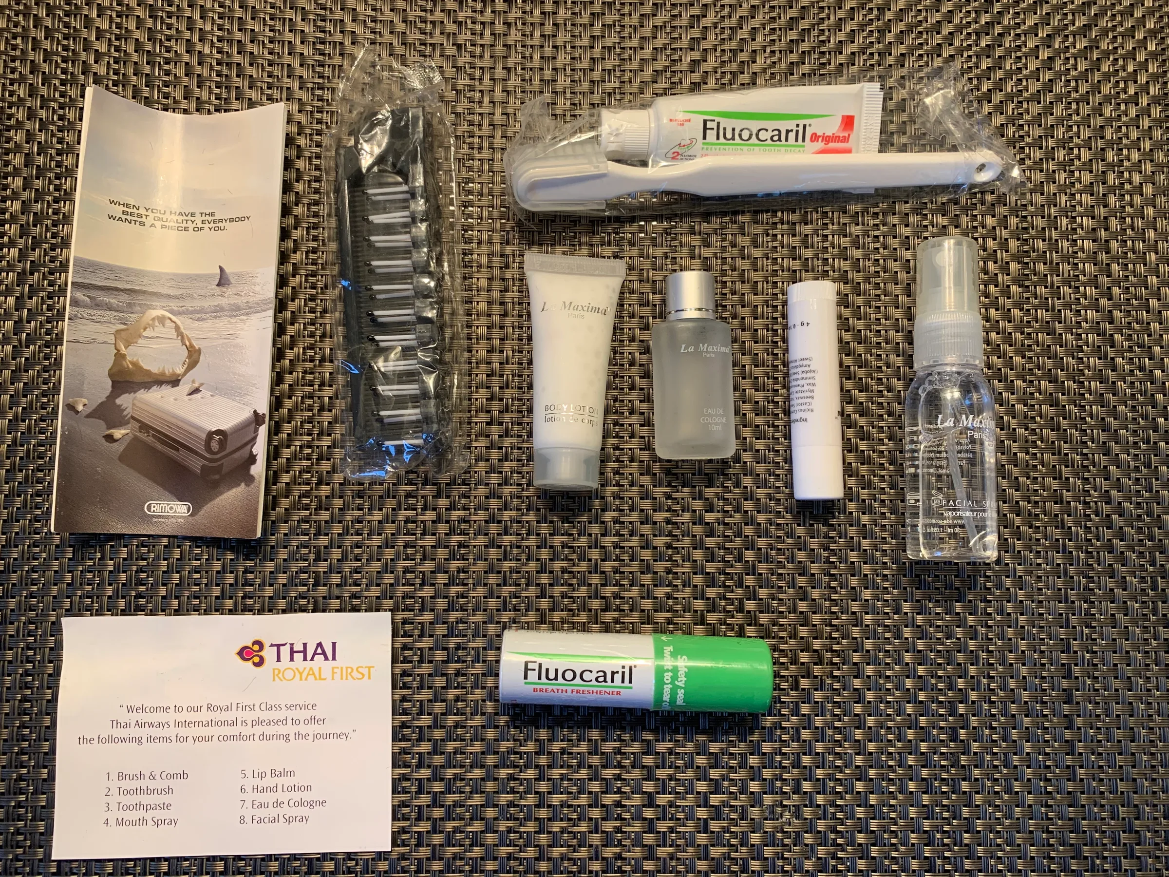 Thai Airways Royal First Rimowa Amenity Kit mit Zahnbürste, Zahnpasta, Parfüm und anderen Gegenständen