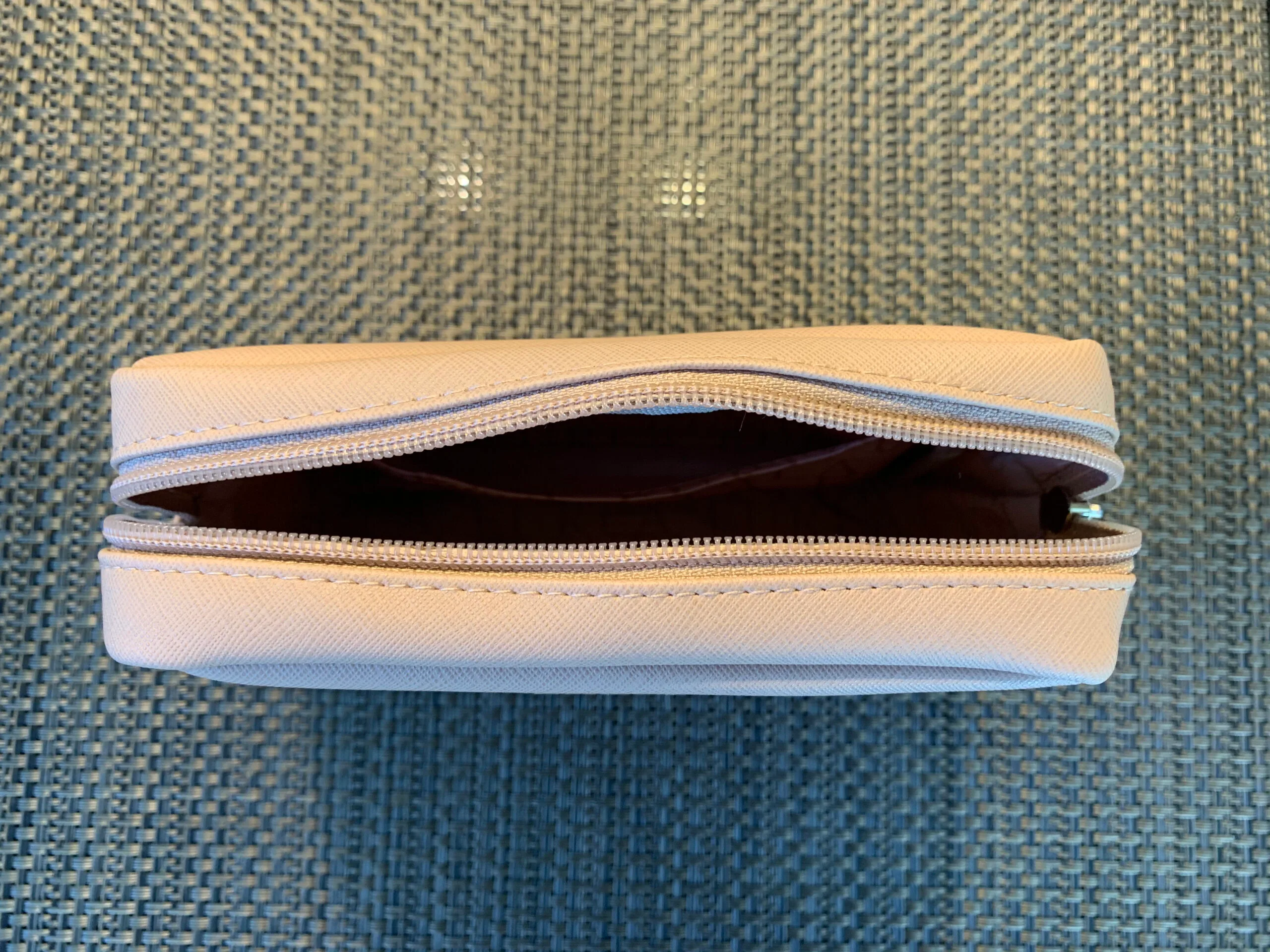 Offener Kosmetikbeutel mit Reißverschluss in Beige