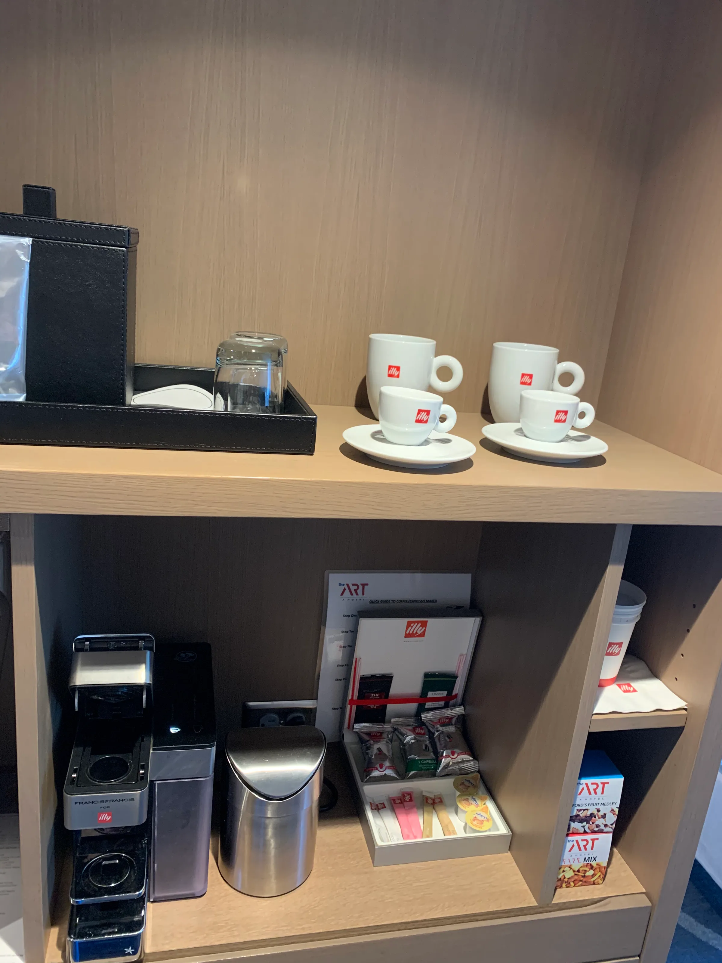 Hotelkaffeezubereitung mit Kaffeemaschine und Tassen