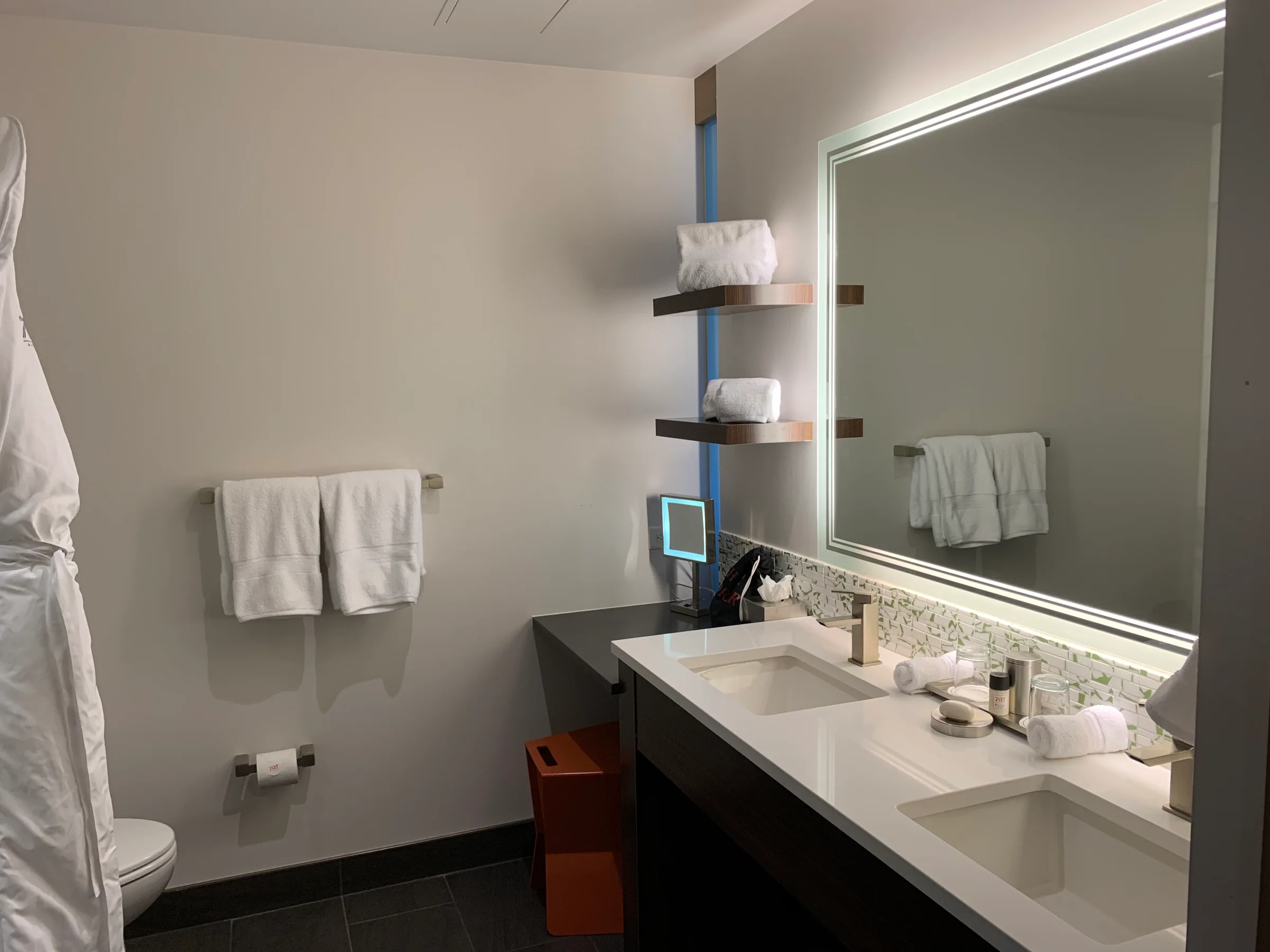 Moderne Badezimmeranlage mit Waschbecken und Spiegelschrank