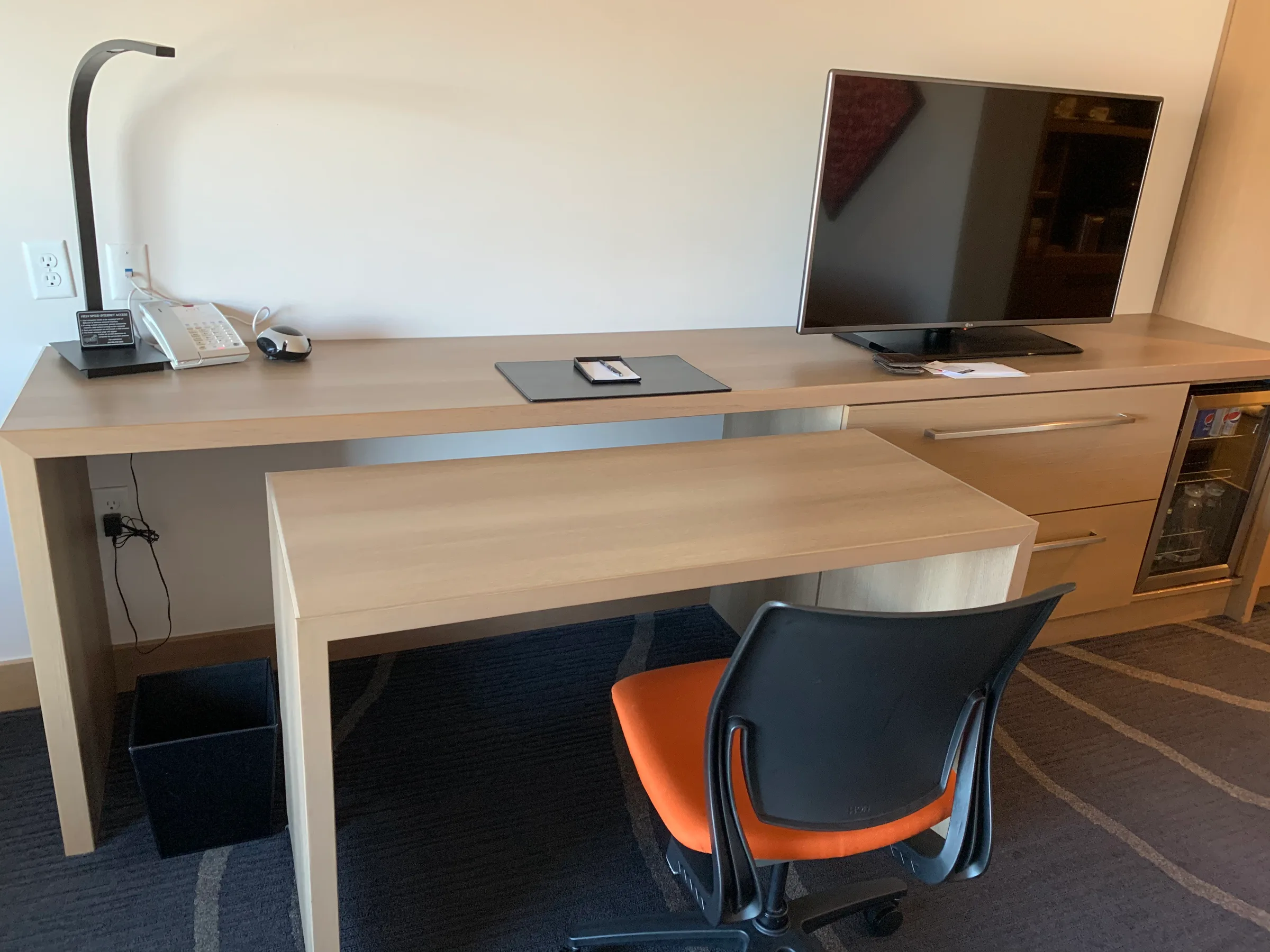Hotelzimmer mit Schreibtisch und Flachbildfernseher
