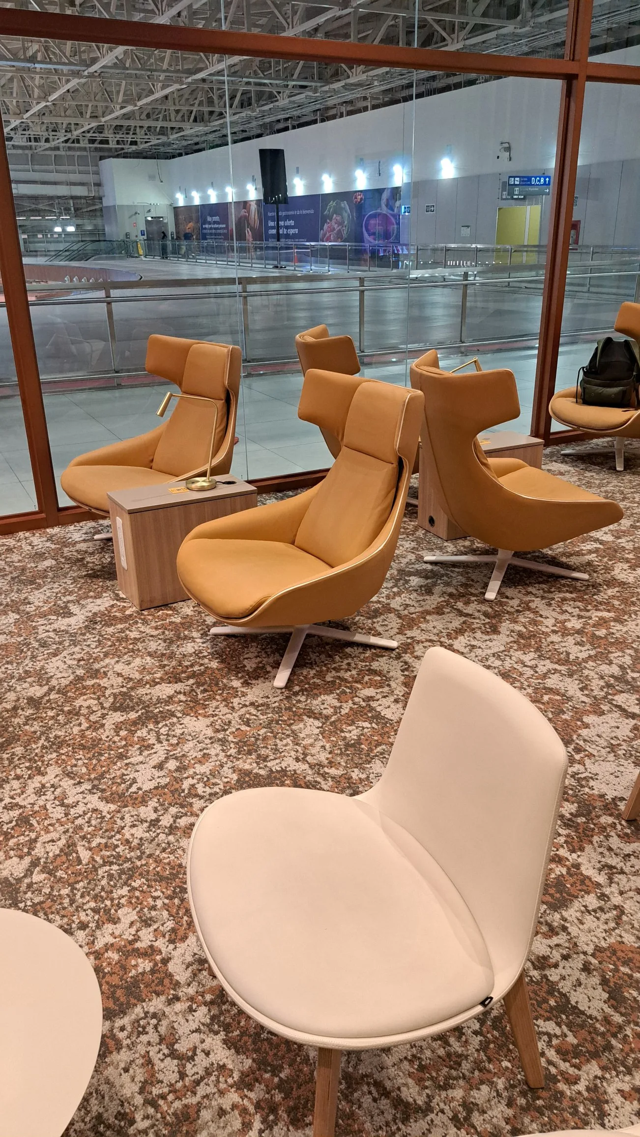 Lounge mit modernen Sesseln und Couchtisch