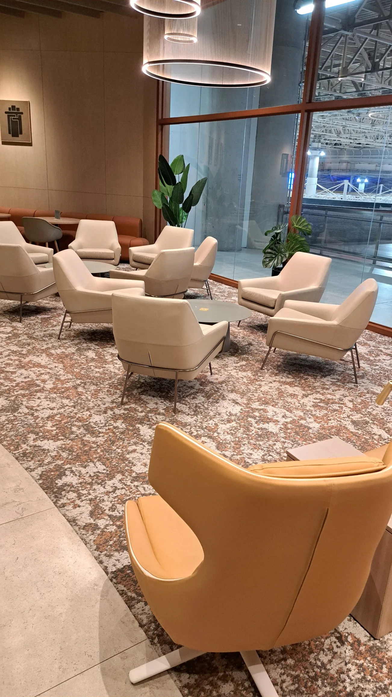 Lounge mit modernen Sesseln und Glasfenster