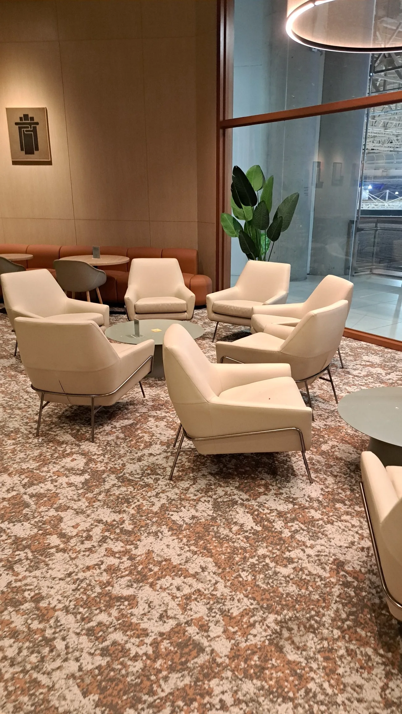 Lounge mit weißen Sesseln und Couchtischen