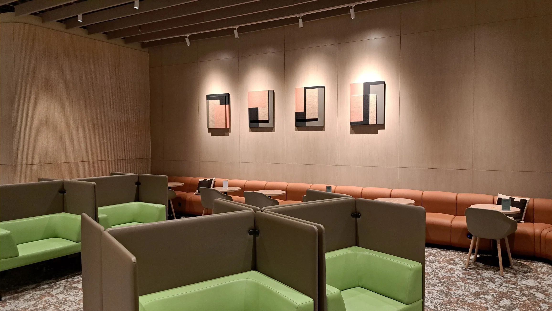 Lounge mit Sitzbereichen und Wandbildern
