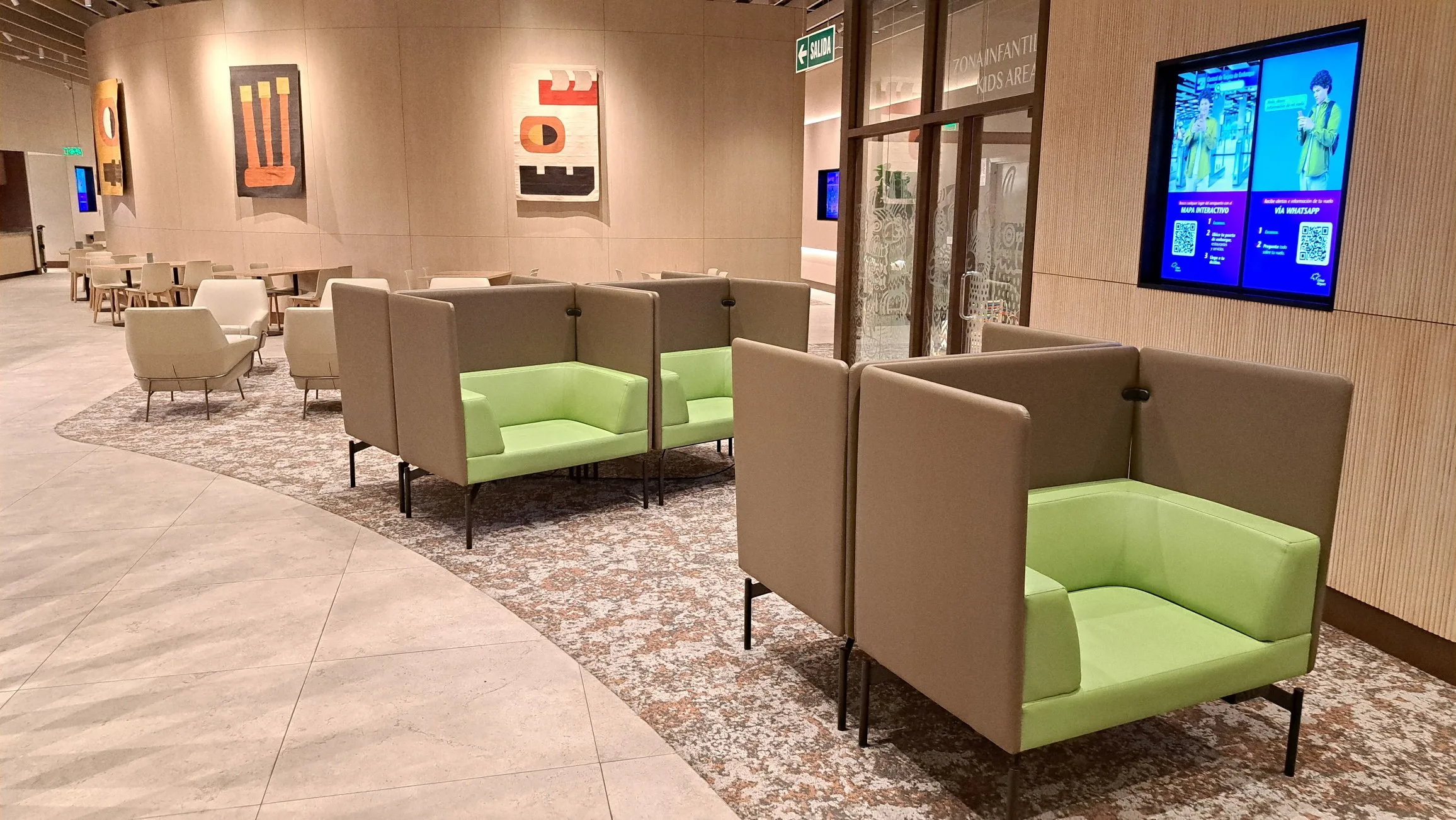Lounge mit Sitzmöbeln und Kunstwerken an der Wand