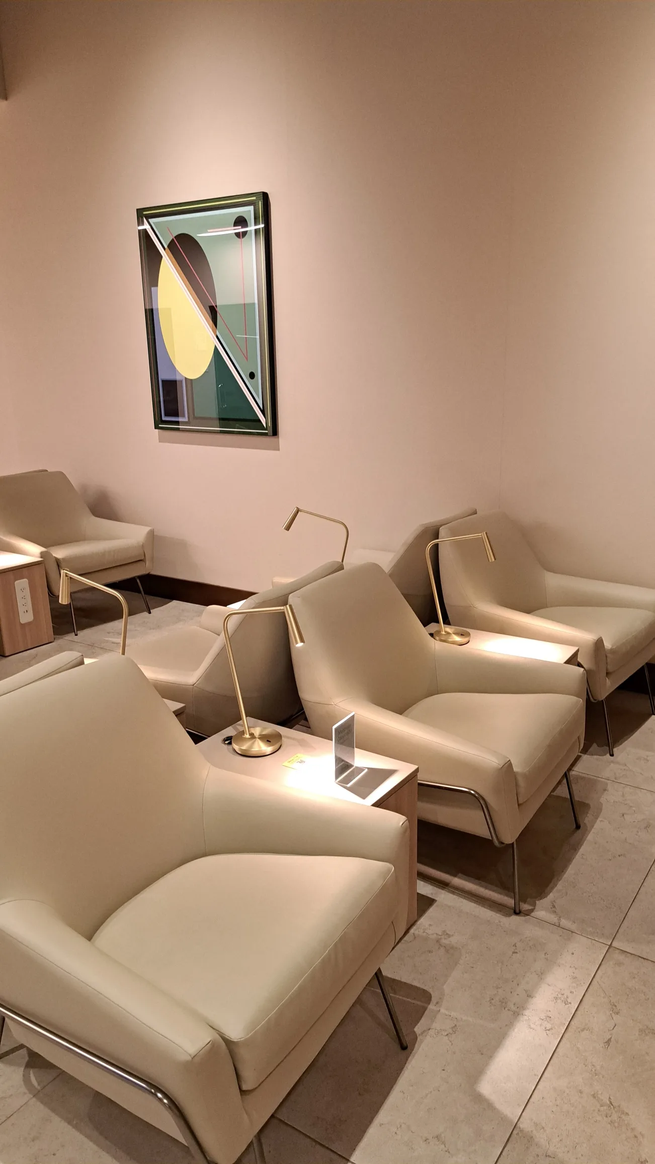 Lounge mit Sesseln und Tischen mit Lampen