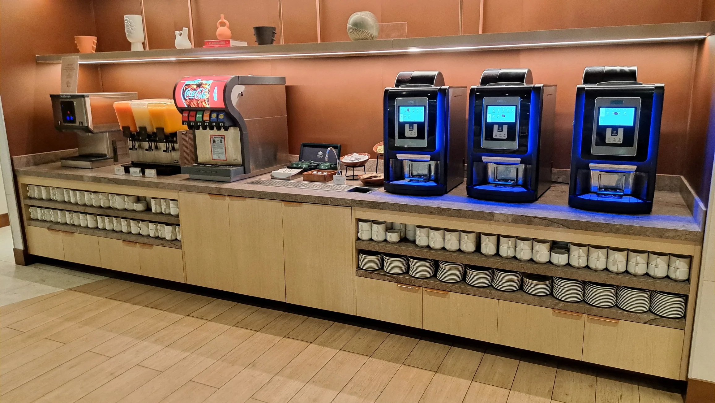Kaffeeautomaten und Getränkevitrine in einem Flughafenlounge