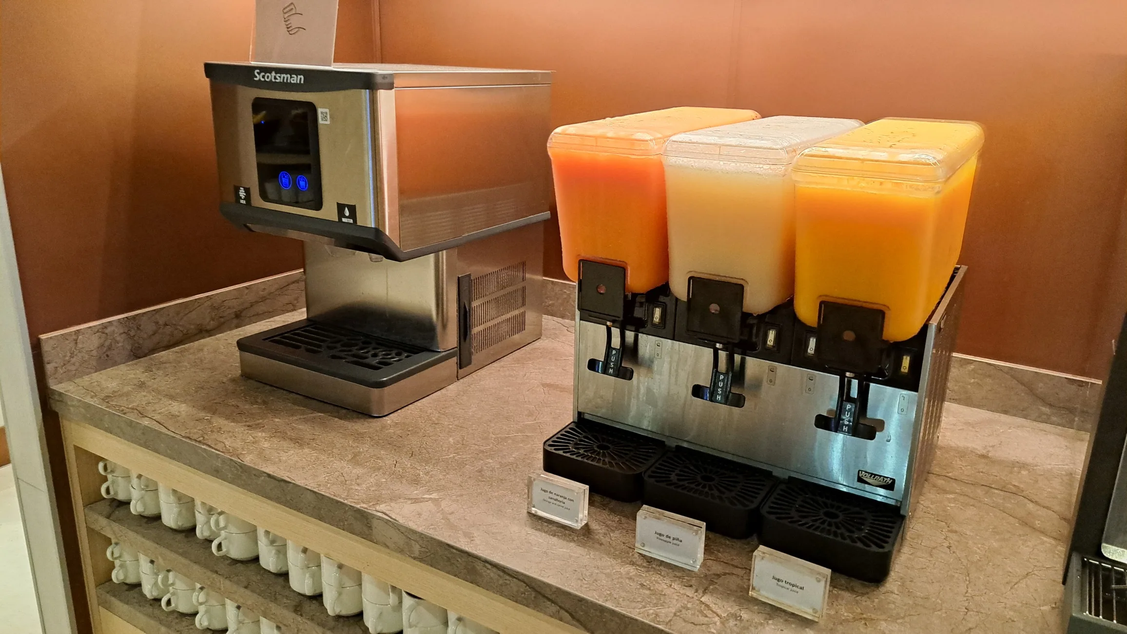 Getränkeautomat und Saftspender im Flughafenlounge