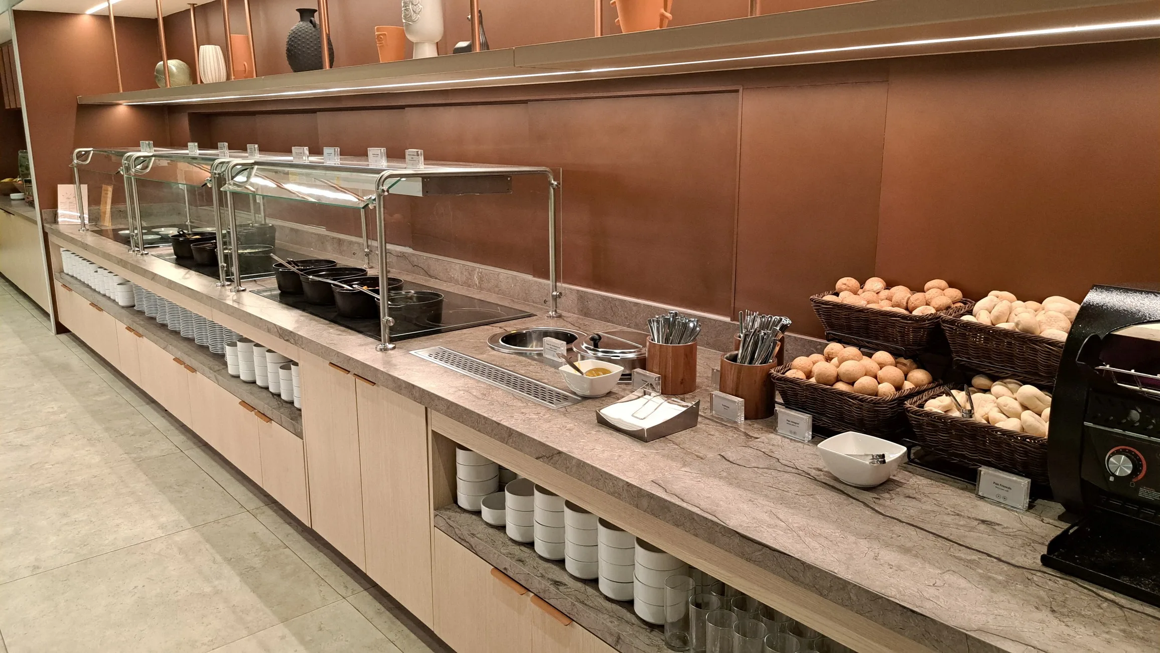 Buffet mit Eiern und Brötchen auf einem langen Tresen