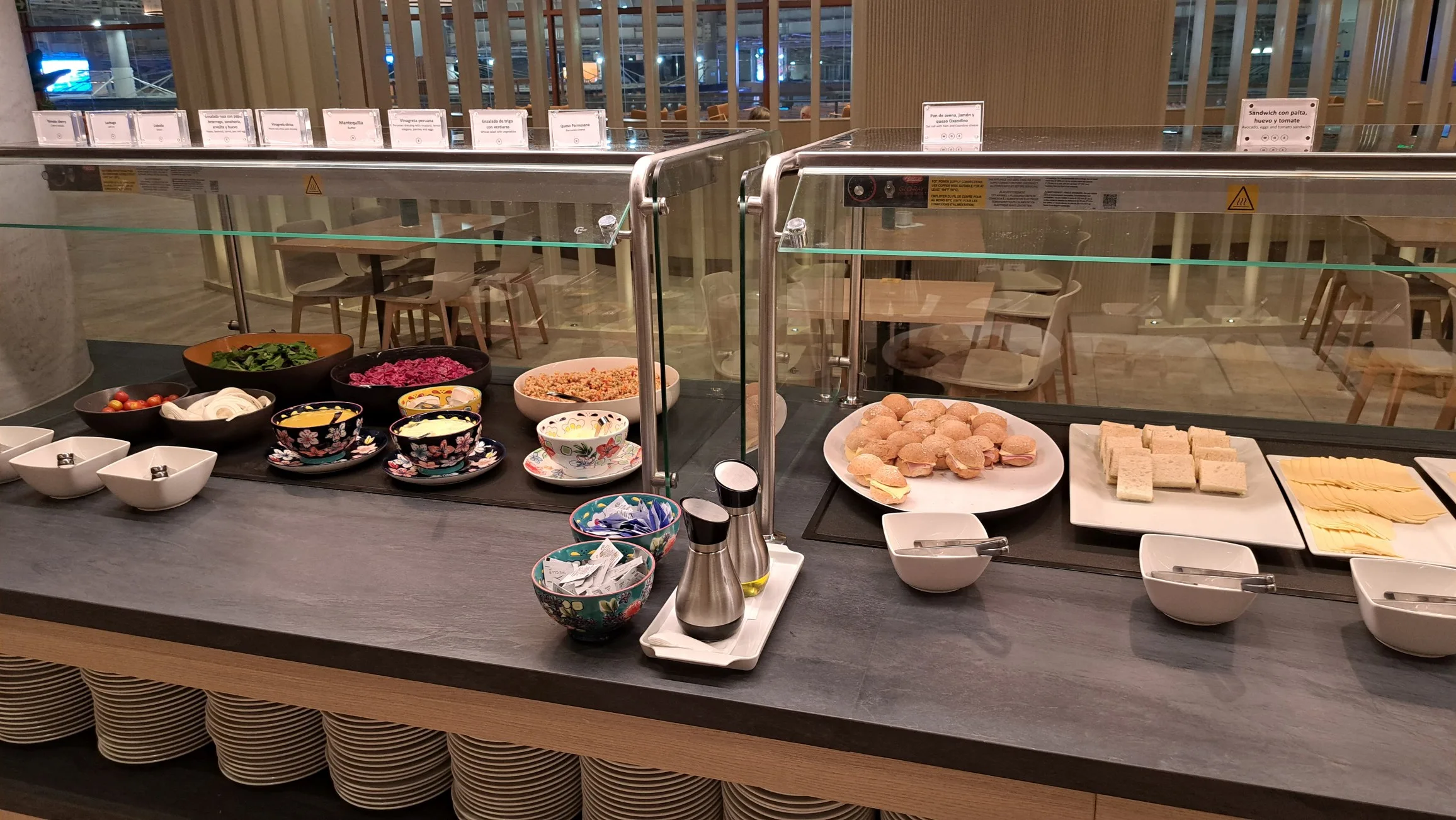 Frühstücksbuffet mit verschiedenen Speisen und Snacks