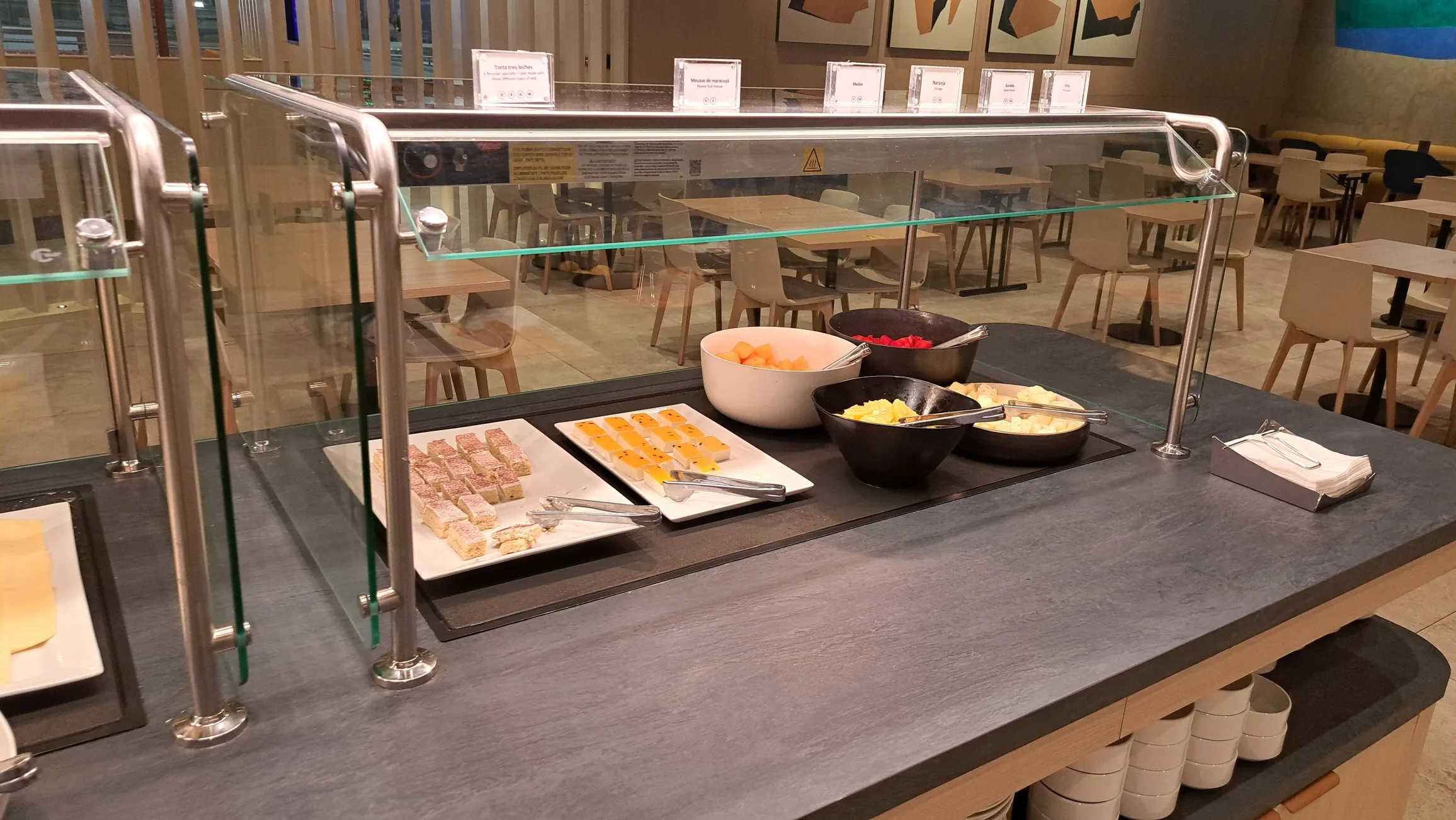 Frühstückstablett mit verschiedenen Speisen auf einer Bar im Flughafenlounge