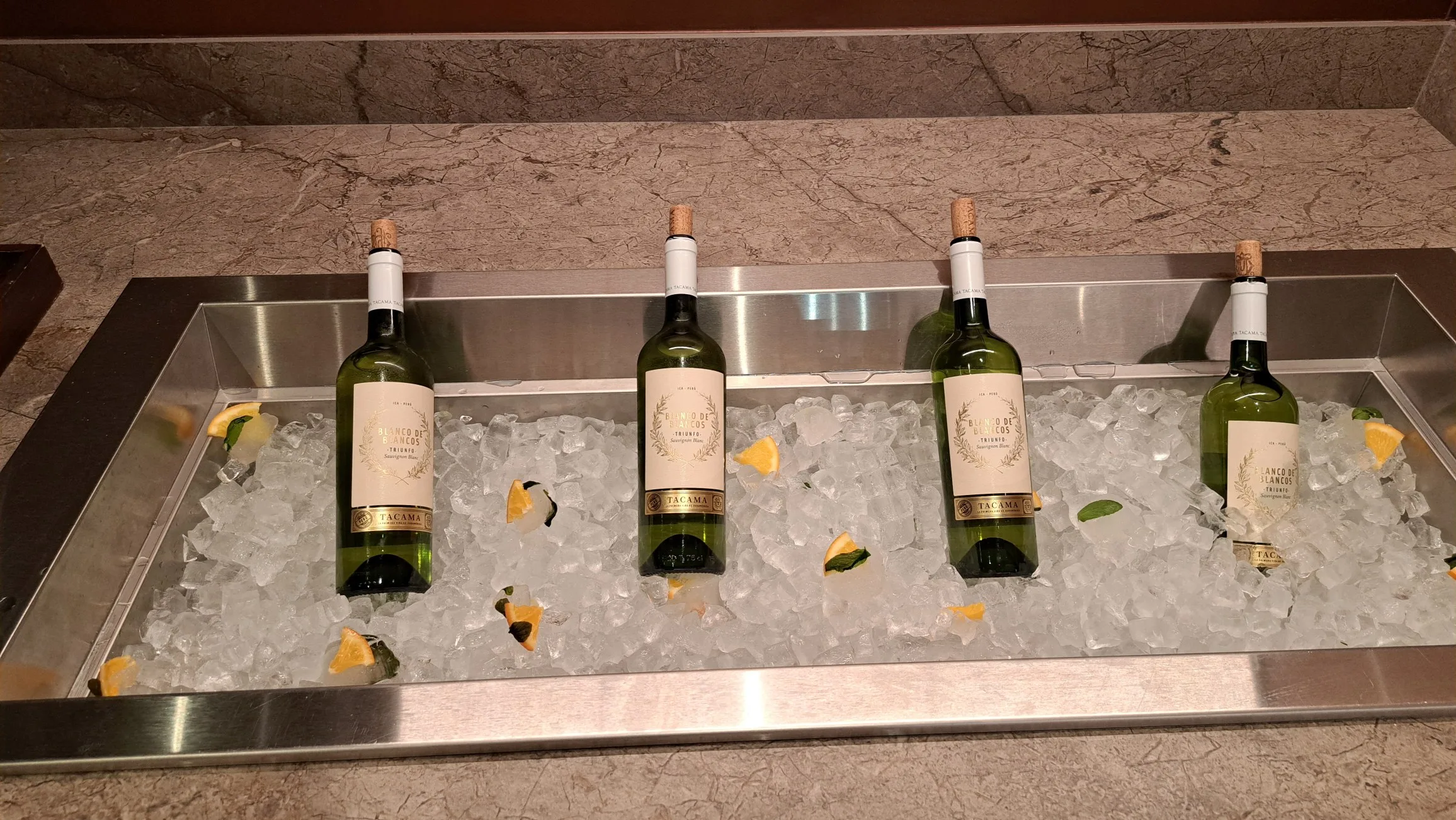 Vier Flaschen Wein auf Eis im Lounge-Kühlschrank