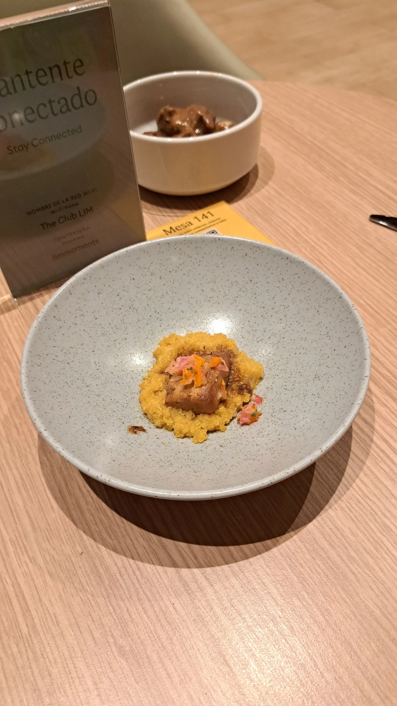 Gedeckter Tisch mit Suppe und Polenta in einer Lounge