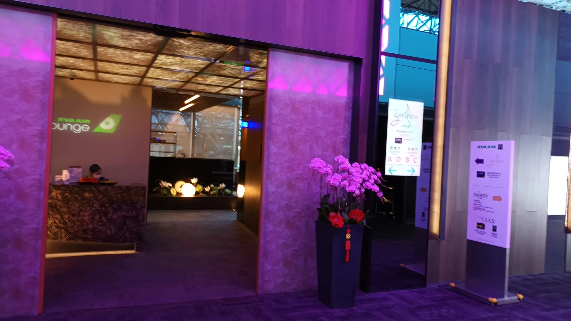 Infinity Lounge EVA Air mit Blumenarrangement und Schild