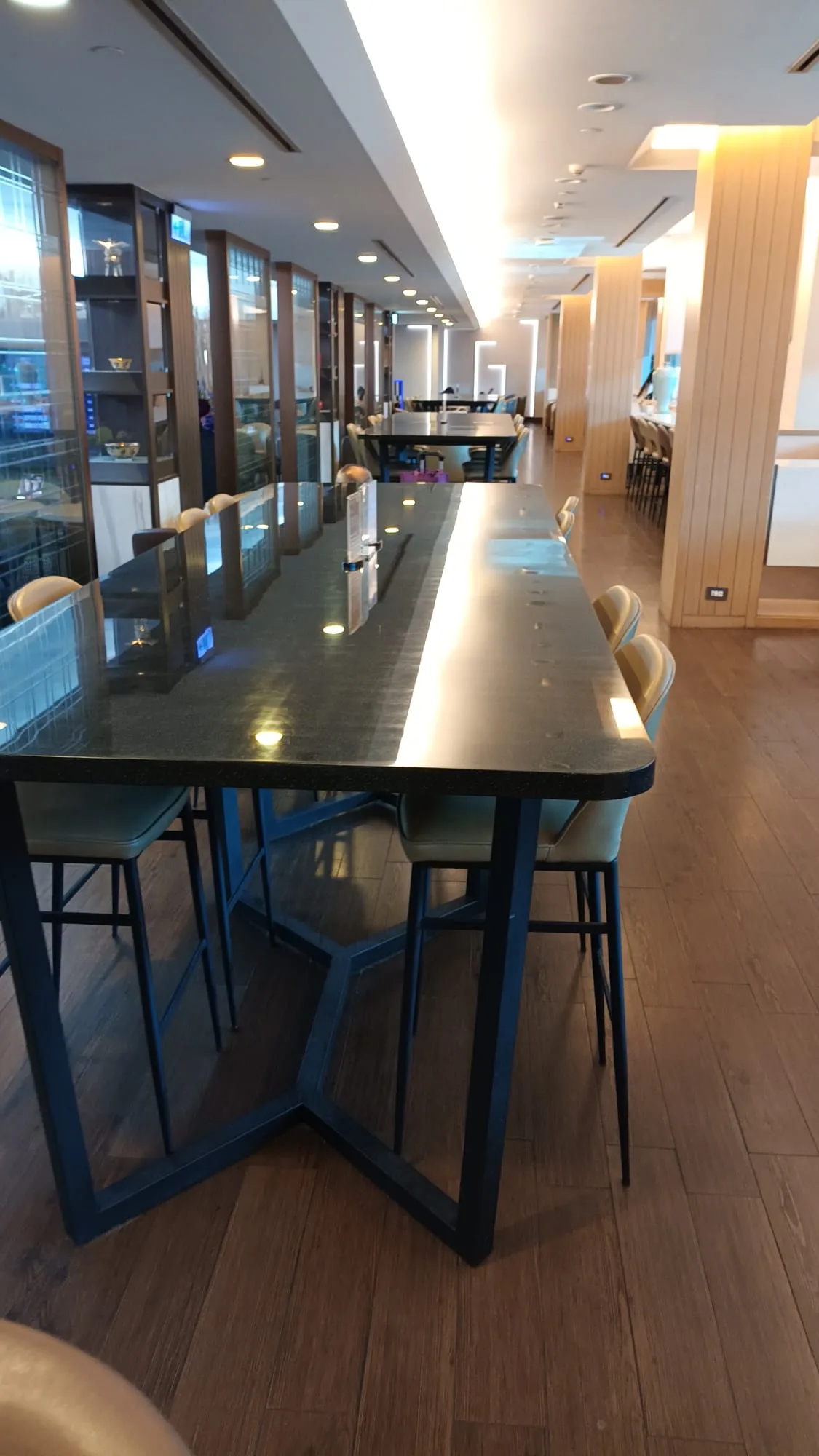 Lounge mit langem Tisch und Stühlen